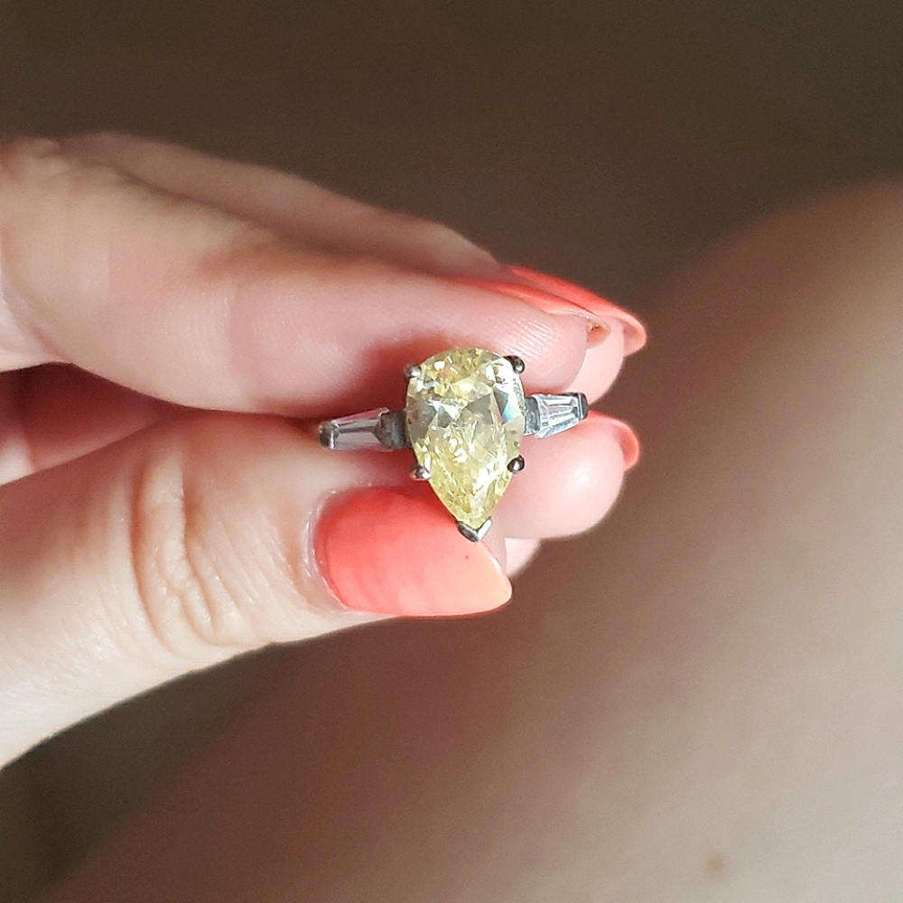 Ring with yellow pear-shaped centre stone